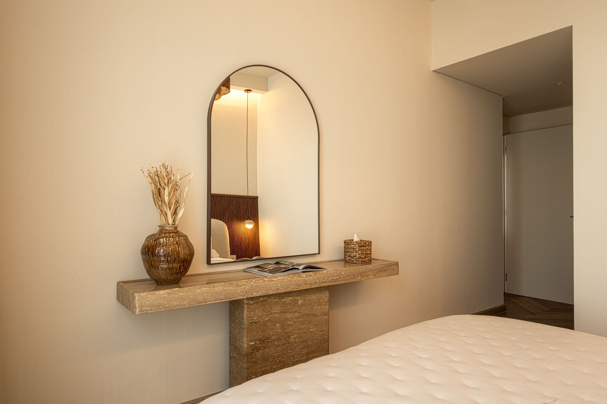 Volta Console — Tiramisu Travertine