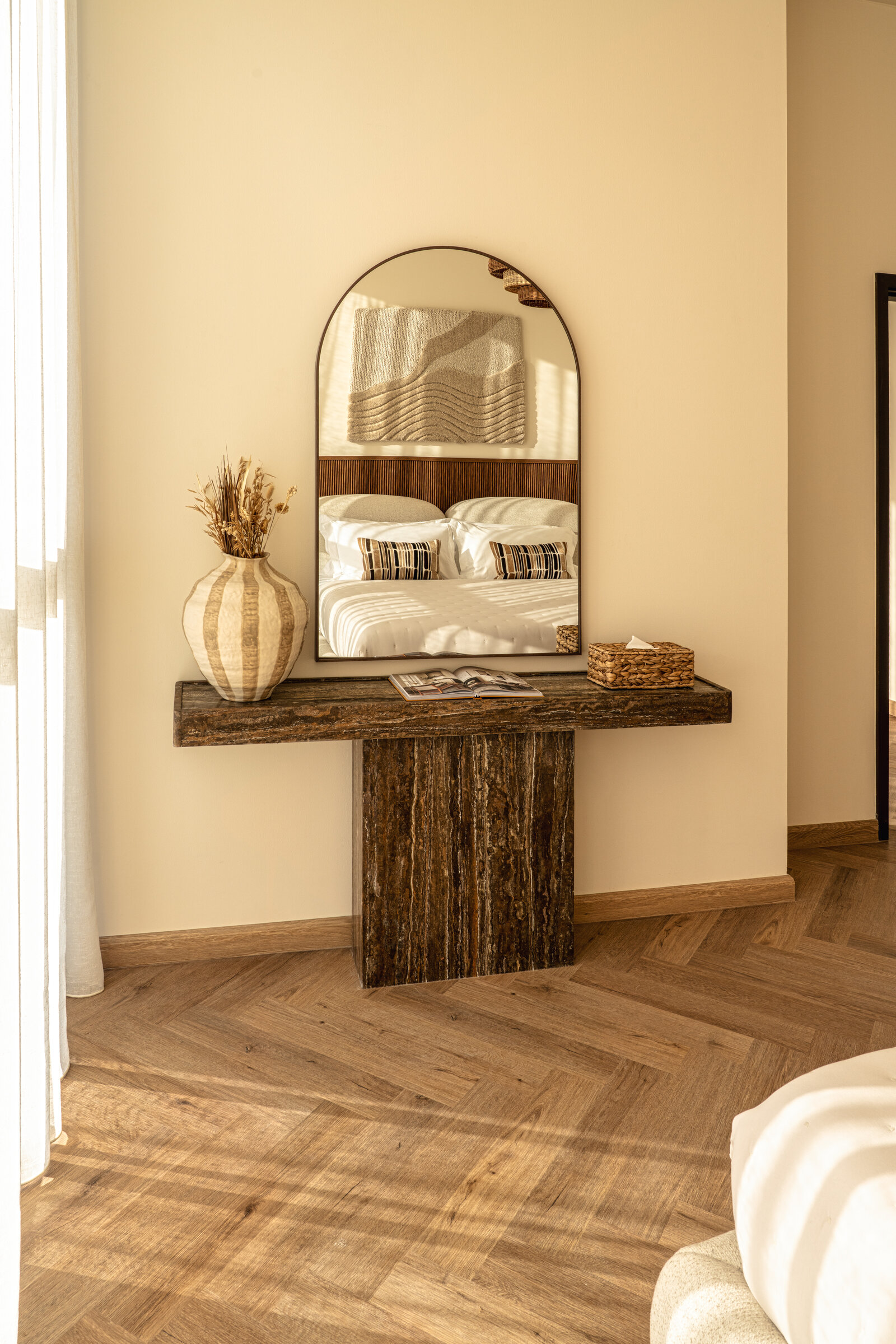 Volta Console in Travertine at Seraya Residence 49